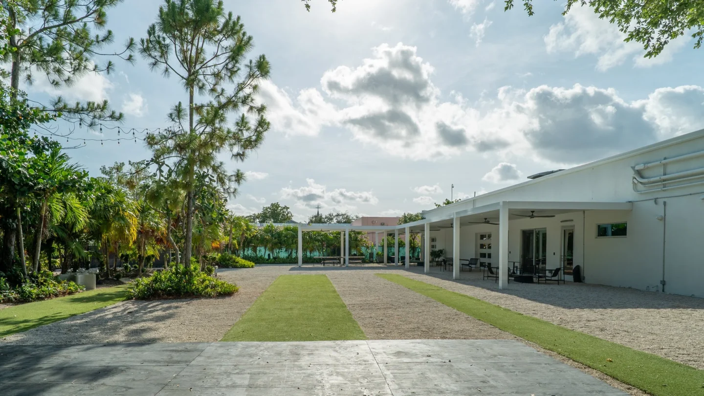 Indoor / Outdoor Lounge Access